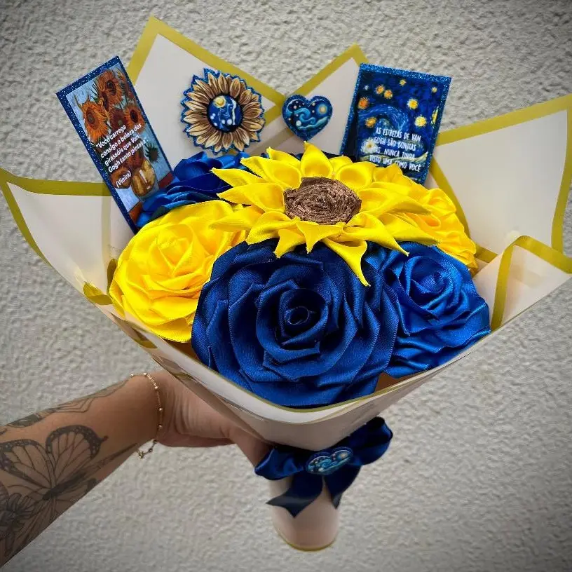 Buquê de Rosas e Girassol em Cetim – Tema Van Gogh Presente Romântico e Exclusivo